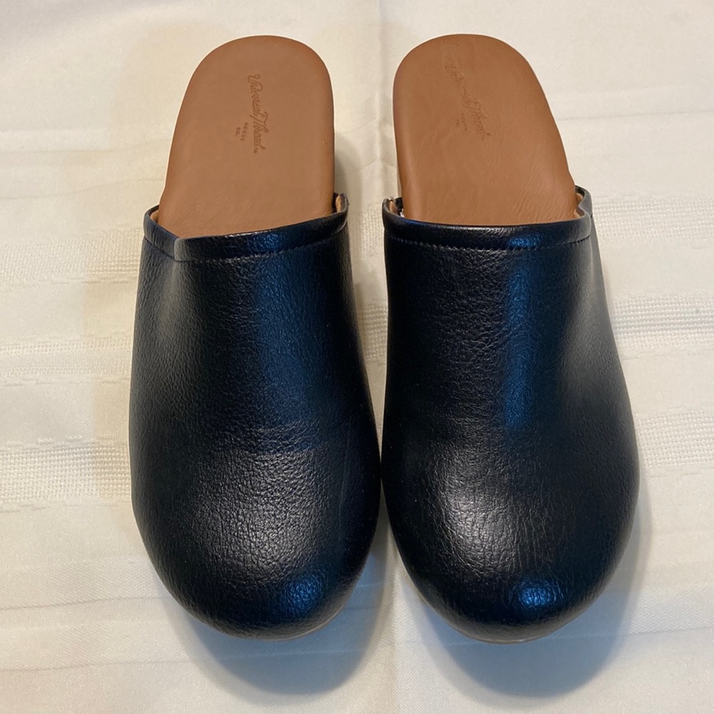 Universal Threads Ladies Black Mules size 8